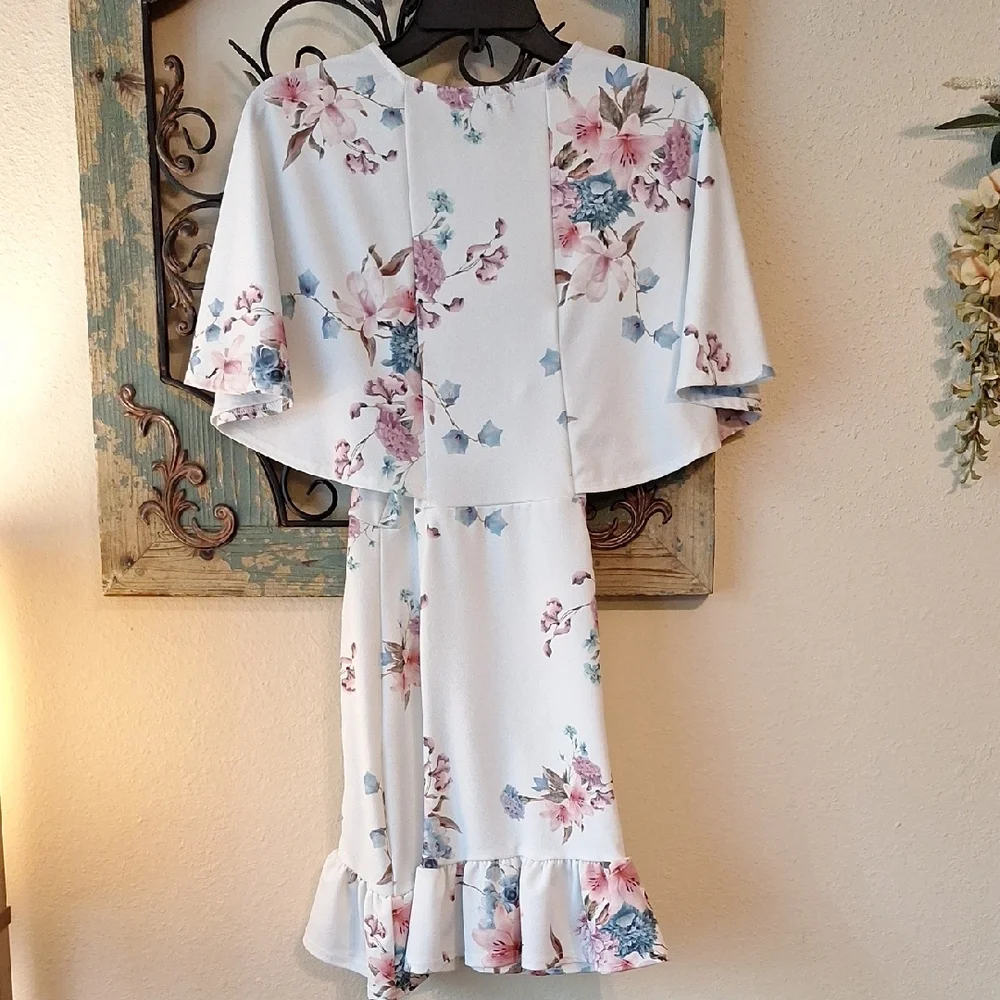 Wht/Pink Flutter Sleeve Mini Dress. Size 2 - Picture 6 of 7